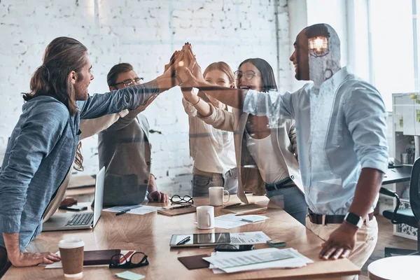 Mais Cinco Grupo Colegas Negócios Dando Uns Aos Outros High — Fotografia de Stock