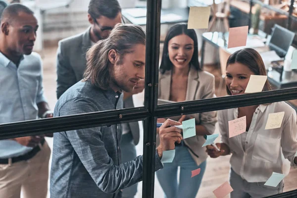 Glad Affärspartners Ovanifrån Moderna Ungdomar Smart Fritidskläder Med Självhäftande Anteckningar — Stockfoto