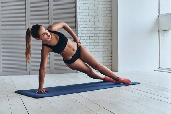 Schöne Junge Frau Sportkleidung Die Während Des Trainings Fitnessstudio Seitenplanken — Stockfoto