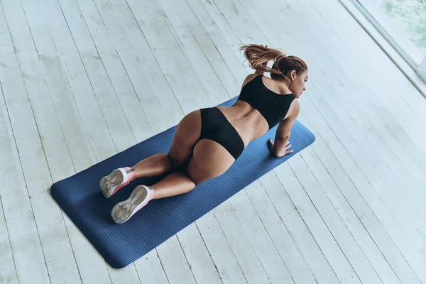 Vista Dall Alto Della Giovane Donna Abbigliamento Sportivo Piedi Sul — Foto Stock