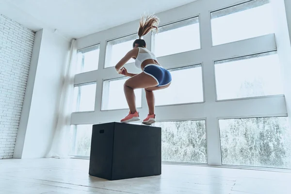 Mujer Joven Moderna Ropa Deportiva Saltando Mientras Hace Ejercicio Gimnasio — Foto de Stock