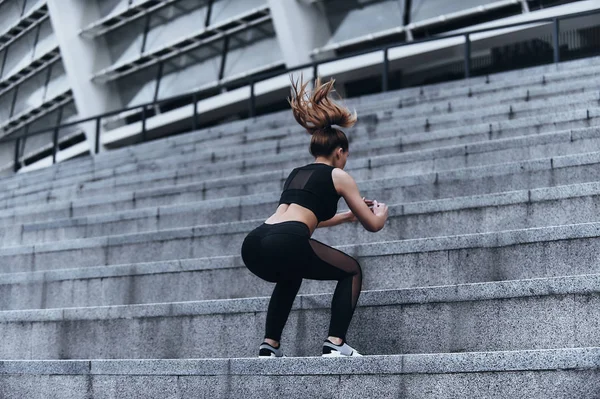 Moderní Mladá Žena Sportovní Oblečení Skákání Při Cvičení Schodech Venku — Stock fotografie