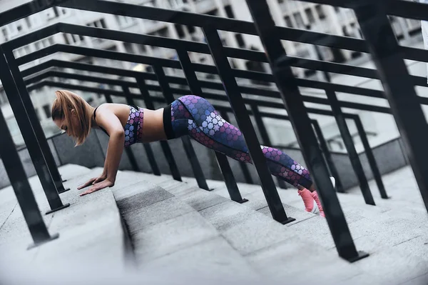 Moderne Junge Frau Sportkleidung Die Beim Sport Auf Den Stufen — Stockfoto