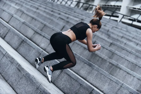 Moderna Giovane Donna Abbigliamento Sportivo Salto Durante Esercizio All Aperto — Foto Stock