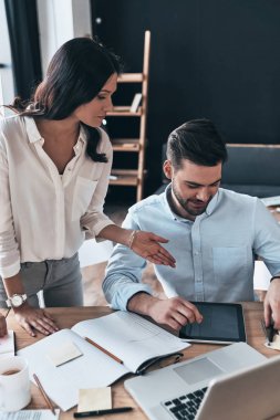Kendi proje hakkında tutkulu. Birlikte çalışan ve yaratıcı ofiste vakit ise gülümseyen genç modern iş arkadaşları smart casual giyim
