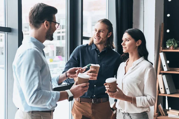 Kollegen Und Freunde Junge Mitarbeiter Schicker Freizeitkleidung Diskutieren Etwas Und — Stockfoto