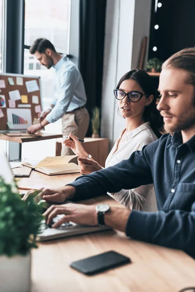 Die Wahl Der Richtigen Richtung Zwei Junge Geschäftsleute Diskutieren Während — Stockfoto