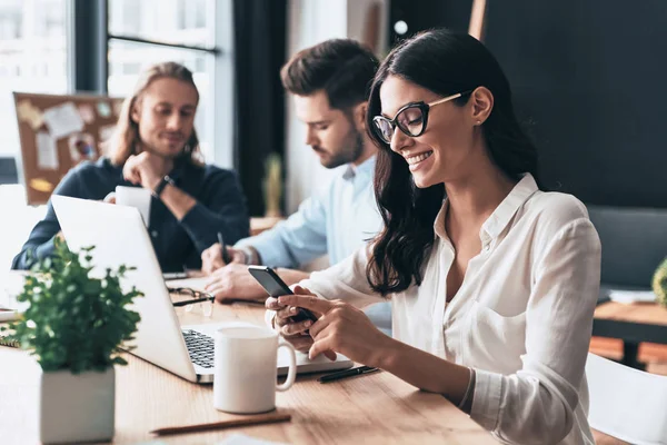 Compañeros Jóvenes Jóvenes Colegas Modernos Ropa Casual Inteligente Trabajando Mientras —  Fotos de Stock