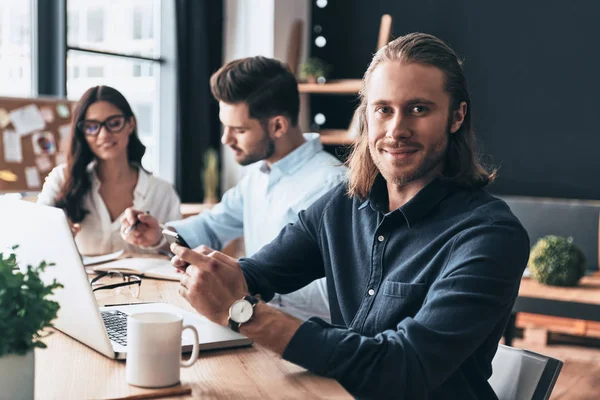 Volle Konzentration Bei Der Arbeit Junge Moderne Kollegen Schicker Freizeitkleidung — Stockfoto