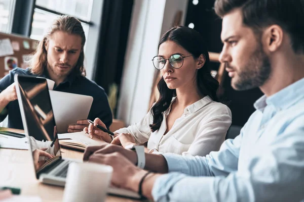 Listo Para Trabajar Duro Jóvenes Colegas Modernos Ropa Casual Inteligente — Foto de Stock