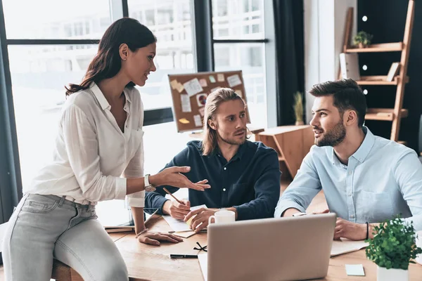 Geschäftsfragen Diskutieren Junge Moderne Kollegen Schicker Freizeitkleidung Arbeiten Zusammen Und — Stockfoto