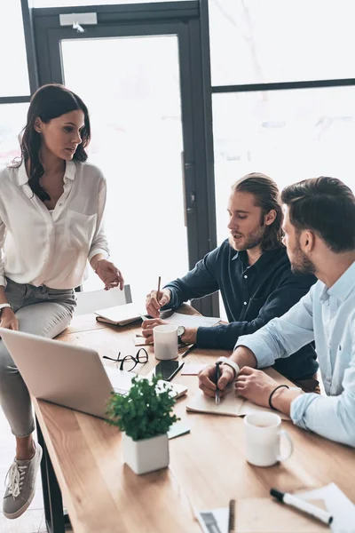 Concentrado Trabajo Jóvenes Colegas Modernos Ropa Casual Inteligente Trabajando Juntos —  Fotos de Stock