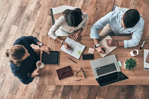 Aandacht Voor Elk Detail Bovenaanzicht Van Jonge Moderne Collega Slimme — Stockfoto