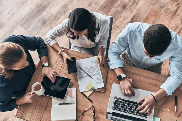 Succesvol Jonge Bovenaanzicht Van Jonge Moderne Collega Slimme Vrijetijdskleding Samen — Stockfoto