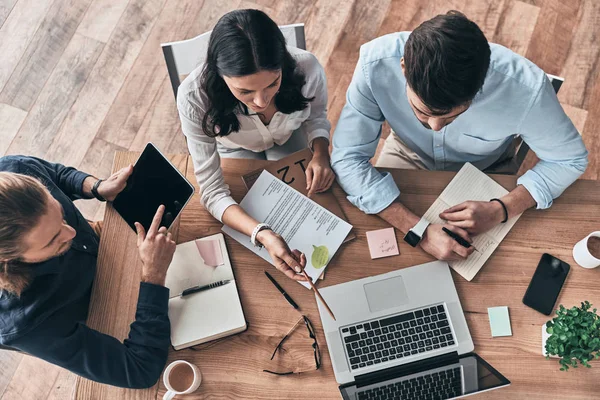 Compartir Ideas Interesantes Vista Superior Los Jóvenes Colegas Modernos Ropa — Foto de Stock