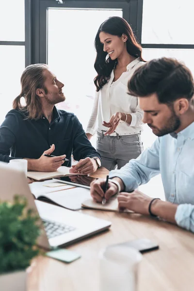 Raggiungere Migliori Risultati Insieme Giovani Colleghi Moderni Abbigliamento Casual Intelligente — Foto Stock