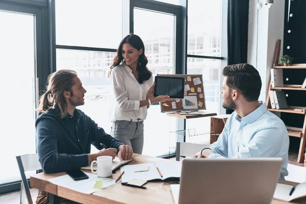 Interesante Presentación Mujer Joven Moderna Apuntando Espacio Copia Tableta Digital — Foto de Stock