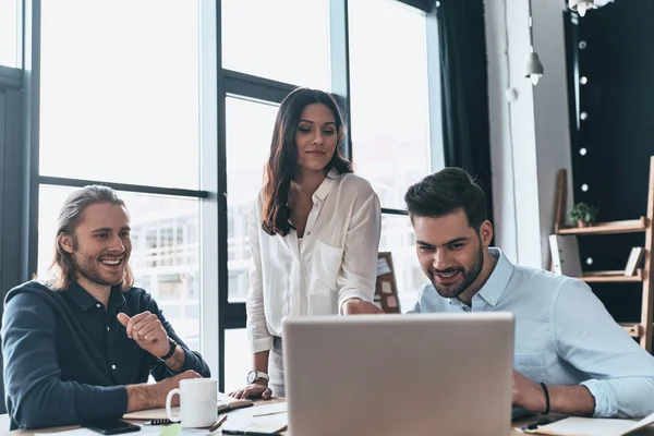 Wichtiges Treffen Junge Moderne Frau Schicker Freizeitkleidung Zeigt Auf Laptop — Stockfoto