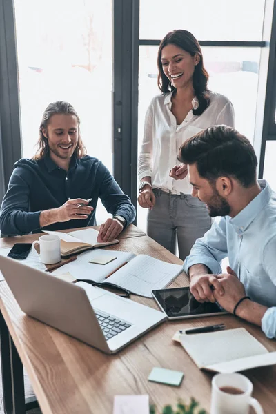 Discutere Dettagli Aziendali Giovani Colleghi Moderni Abbigliamento Casual Intelligente Che — Foto Stock