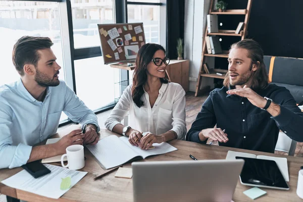 Tagung Draufsicht Auf Junge Moderne Menschen Schicker Freizeitkleidung Die Zusammen — Stockfoto