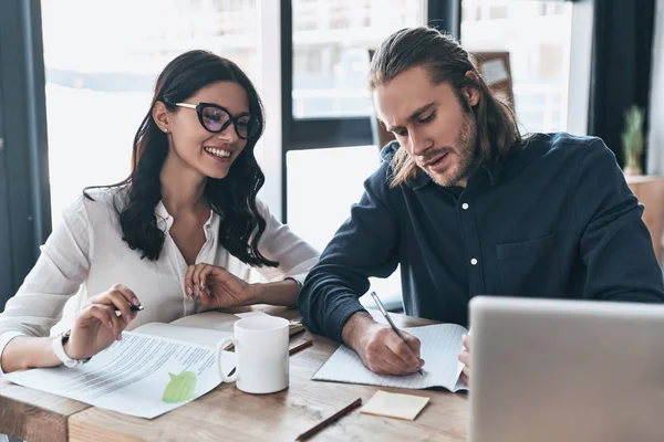 Equipe Confiante Bem Sucedida Dois Jovens Modernos Uso Casual Inteligente — Fotografia de Stock