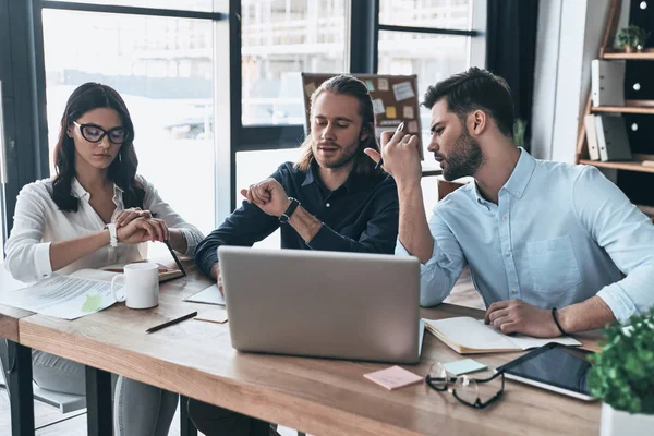 Partilhar Opiniões Grupo Jovens Modernos Trajes Casuais Inteligentes Trabalhando Juntos — Fotografia de Stock