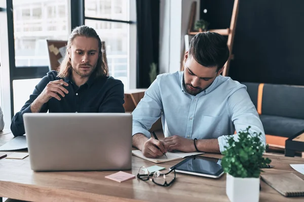 Cherche Bonne Décision Deux Jeunes Hommes Modernes Tenue Décontractée Intelligente — Photo