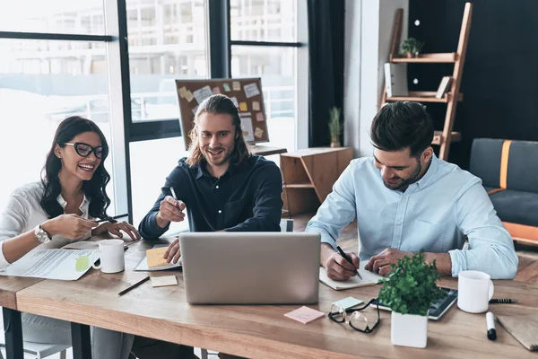 Equipo Innovadores Grupo Jóvenes Modernos Ropa Casual Inteligente Trabajando Juntos —  Fotos de Stock