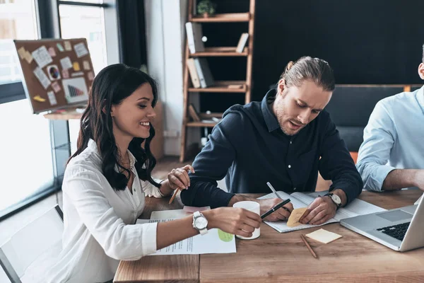 Equipo Trabajo Grupo Jóvenes Modernos Ropa Casual Inteligente Trabajando Sonriendo — Foto de Stock