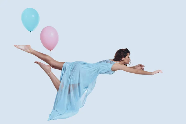 Studio Shot Van Aantrekkelijke Jonge Vrouw Elegante Jurk Houden Terwijl — Stockfoto