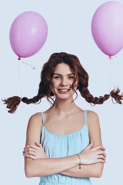 Joven Mujer Con Globos Atados Sus Coletas Sonriendo Mirando Cámara — Foto de Stock