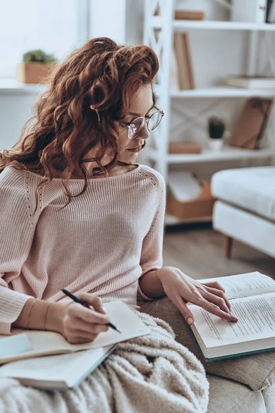 Mooie Jonge Vrouw Schrijven Ideeën Het Lezen Van Boek Terwijl — Stockfoto