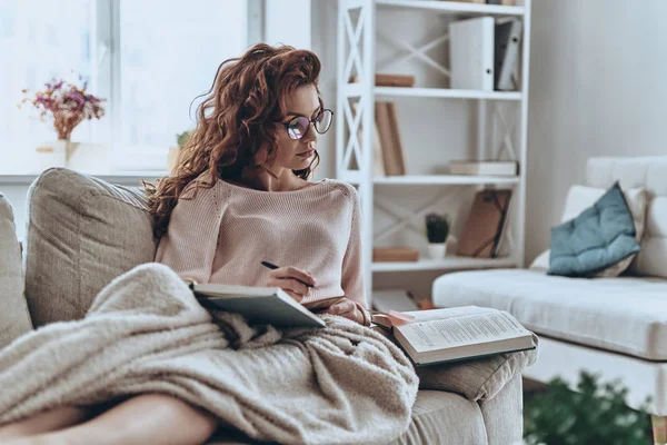 Mooie Jonge Vrouw Schrijven Ideeën Het Lezen Van Boek Terwijl — Stockfoto