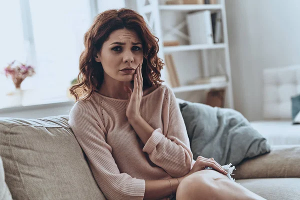 Jeune Femme Frustrée Souffrant Maux Dents Alors Elle Était Assise — Photo