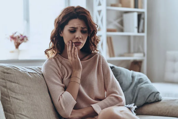 Jeune Femme Frustrée Souffrant Maux Dents Alors Elle Était Assise — Photo