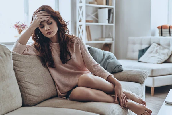Hasta Genç Kadın Evde Kanepede Otururken Baş Ağrısı Acı — Stok fotoğraf