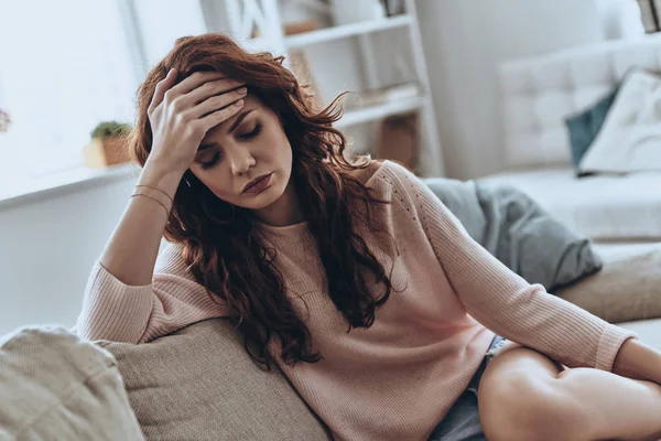 Mujer Joven Enferma Que Sufre Dolor Cabeza Mientras Está Sentada — Foto de Stock