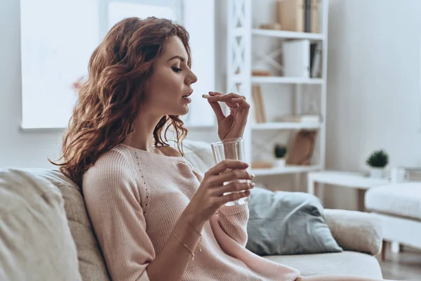 Sjuk Ung Kvinna Håller Glas Vatten Och Piller — Stockfoto