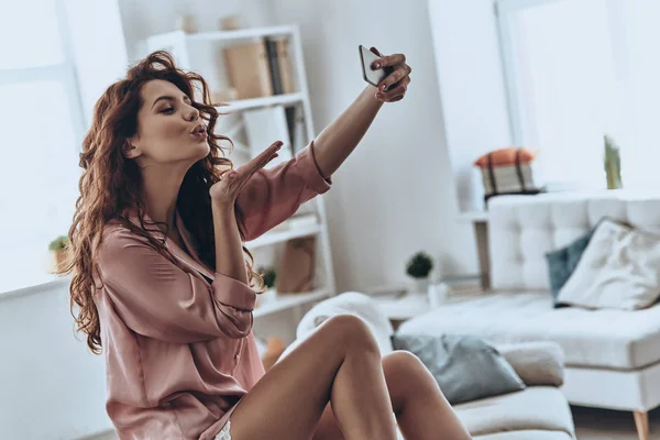 Atrakcyjna Młoda Kobieta Biorąc Selfie Buziak Domu — Zdjęcie stockowe
