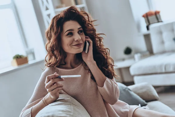 Mujer Atractiva Sosteniendo Prueba Embarazo Hablando Por Teléfono Inteligente Mientras — Foto de Stock