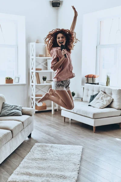 Lycklig Kvinna Pyjamas Sjunga Och Hoppning Modern Lägenhet — Stockfoto