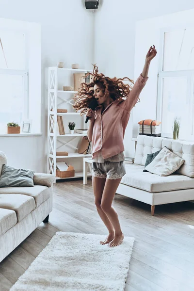 Femme Heureuse Pyjama Chantant Dansant Dans Appartement Moderne — Photo