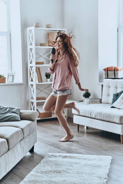 Gelukkige Vrouw Pyjama Zingen Dansen Modern Appartement — Stockfoto