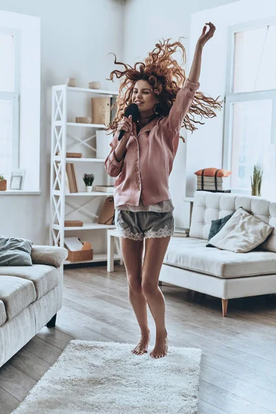 Gelukkige Vrouw Pyjama Zingen Dansen Modern Appartement — Stockfoto