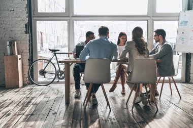 bir sunu stratejisine Bisiklet yaratıcı ofiste, beyin fırtınası rahat iş arkadaşları 