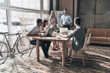 yaratıcı iş adamları iş sunumu Office tartışıyor