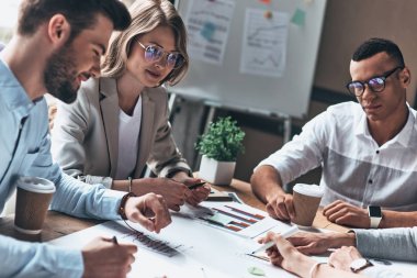 iş adamları masada Başlangıç strateji ile beyin fırtınası