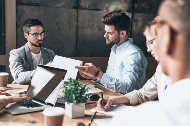 Ofis Masaları, fikirleri tartışmak genç iş adamları 