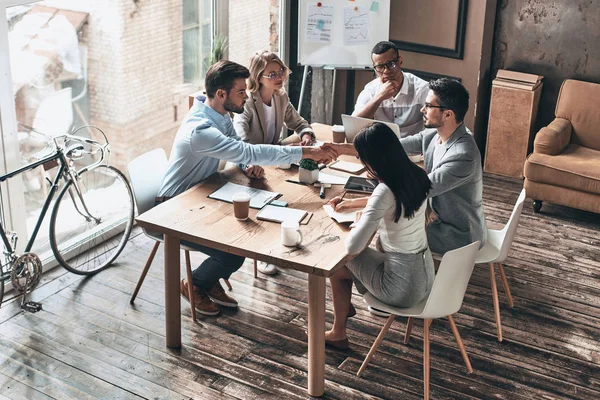 Young Modern Business People Shaking Hands Creative Office Bicycle — Stock Photo, Image