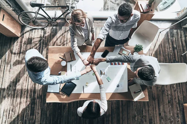 Vista Superior Del Equipo Negocios Tomados Mano Sobre Mesa Con — Foto de Stock